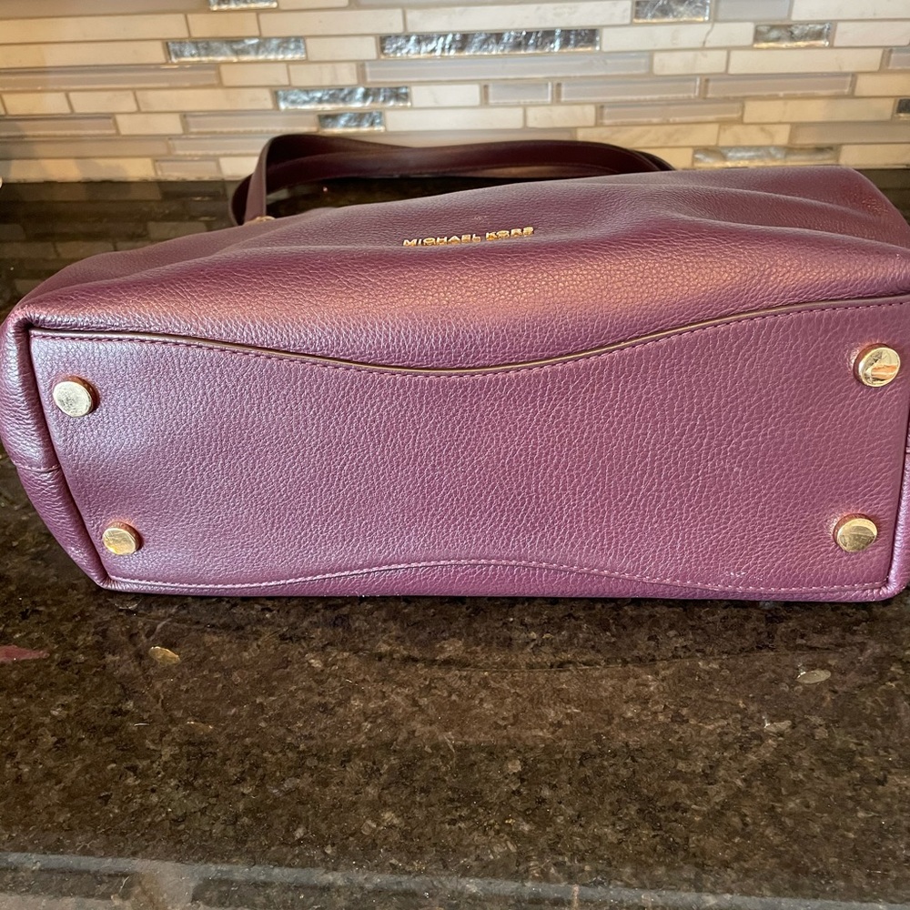Michael Kors Leather Shoulder Bag in Burgundy with Gold Hardware - Picture 3 of 10